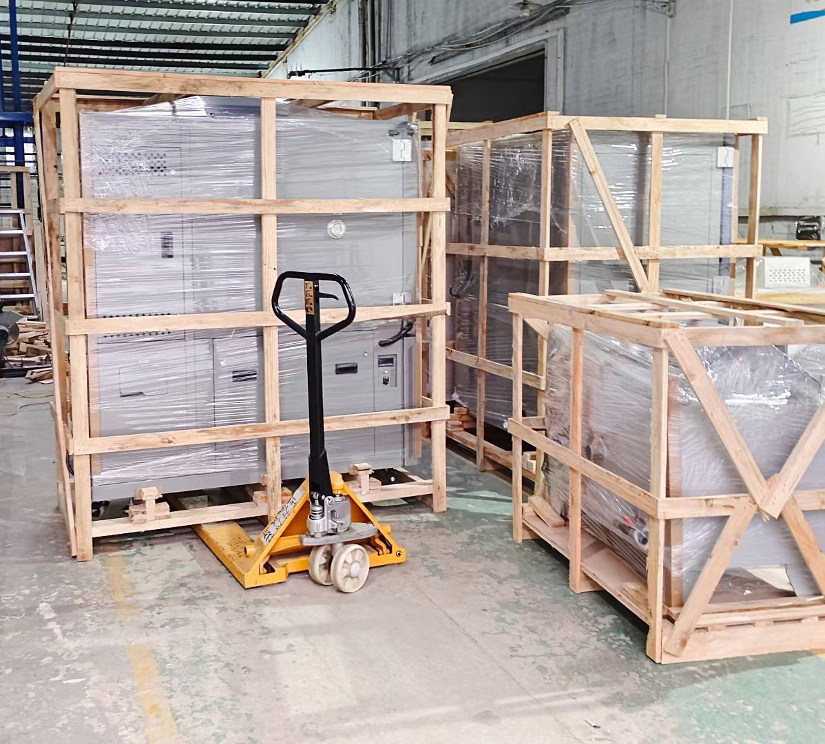 定制鹽霧腐蝕試驗(yàn)箱，恒溫恒濕箱發(fā)貨